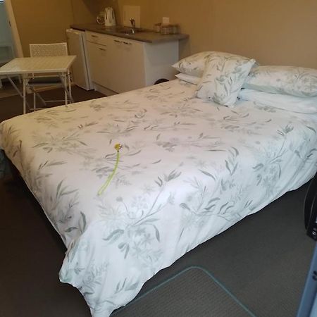 Best Budget Bed And Ensuite - Private Access Close To Beach 와이히 외부 사진