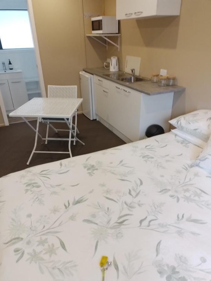 Best Budget Bed And Ensuite - Private Access Close To Beach 와이히 외부 사진