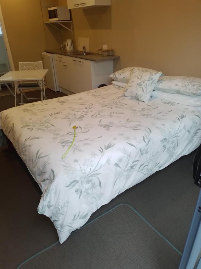 Best Budget Bed And Ensuite - Private Access Close To Beach 와이히 외부 사진